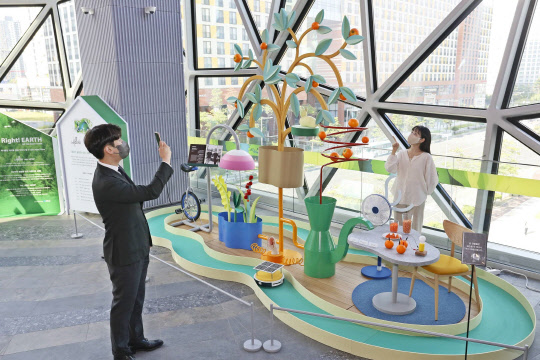 수원 영통구 하동 소재 갤러리아 광교에서 디자인 스튜디오 '길종상가'의 친환경 전시 팝업이 진행되고 있다. 갤러리아백화점 제공